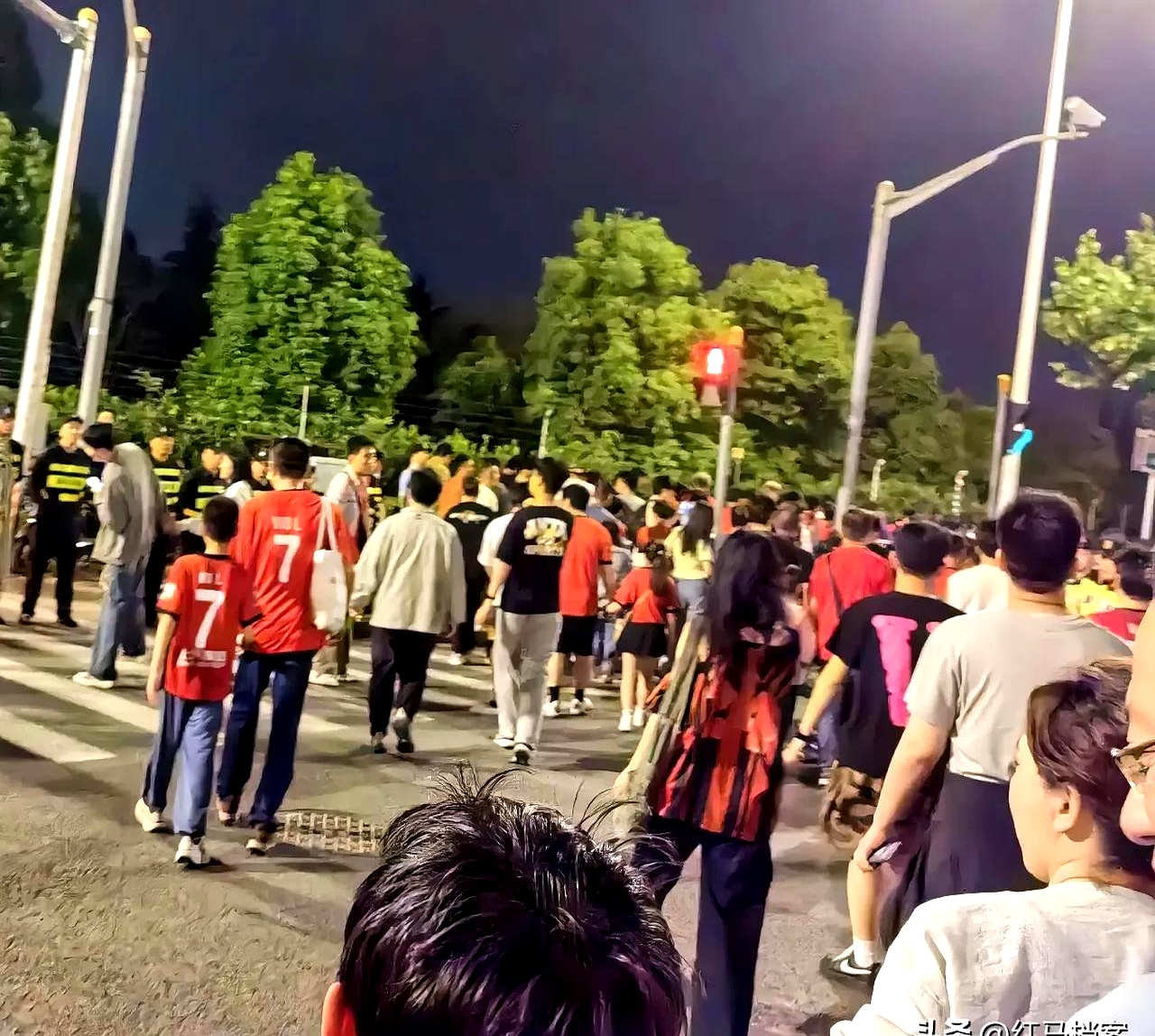  上海海港今晚比赛直播 